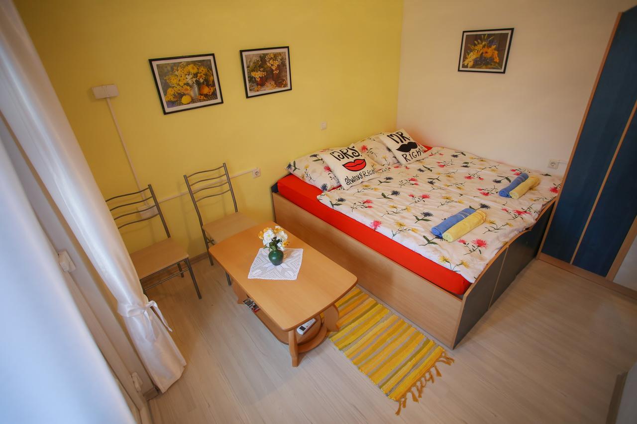 Guesthouse Adi โมสตาร์ ภายนอก รูปภาพ