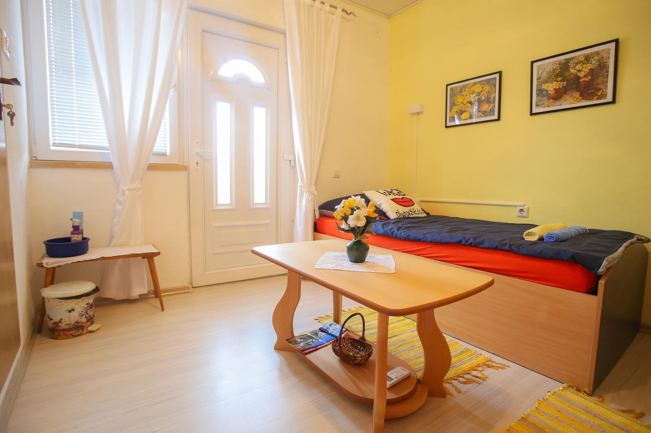Guesthouse Adi โมสตาร์ ภายนอก รูปภาพ