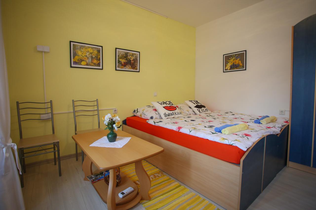 Guesthouse Adi โมสตาร์ ภายนอก รูปภาพ