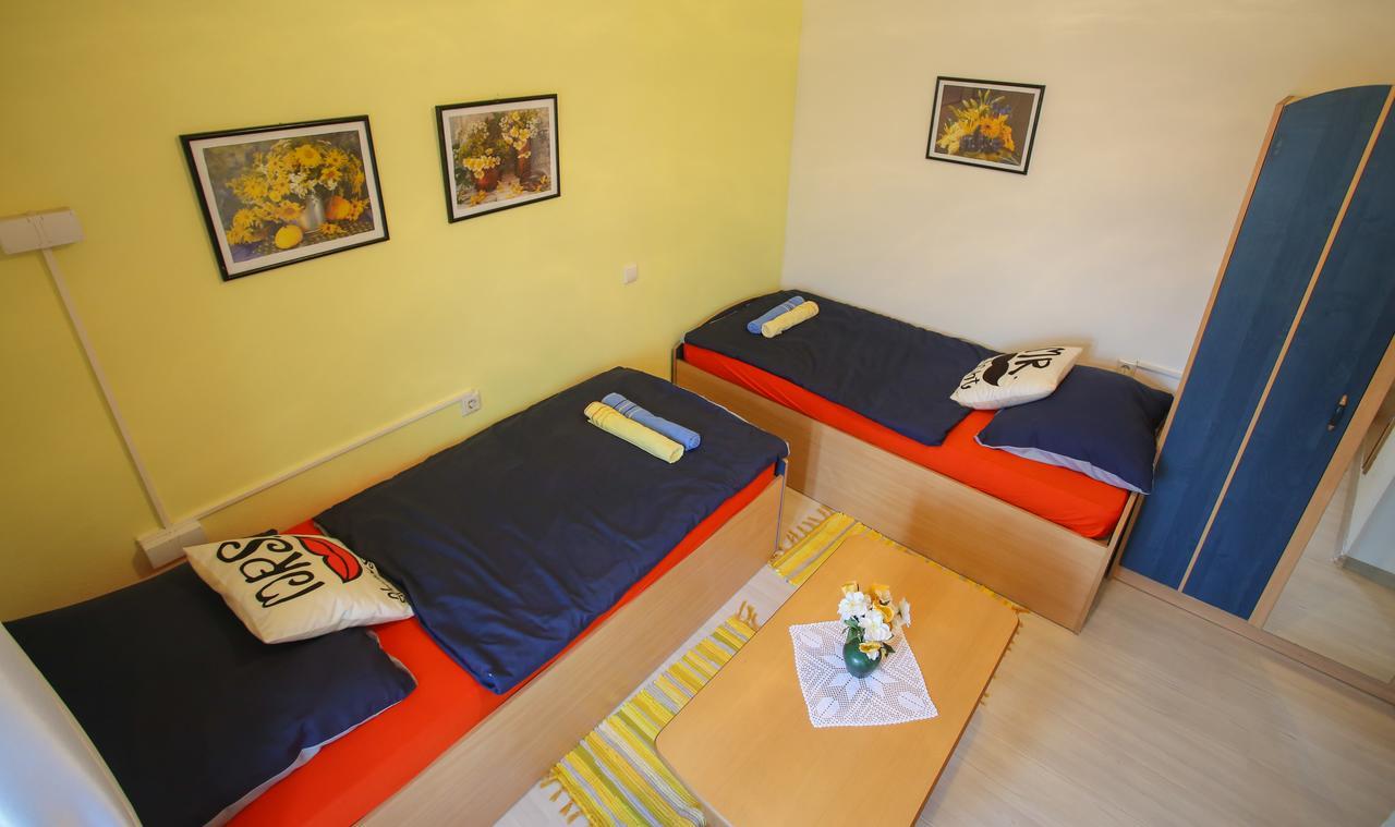 Guesthouse Adi โมสตาร์ ภายนอก รูปภาพ